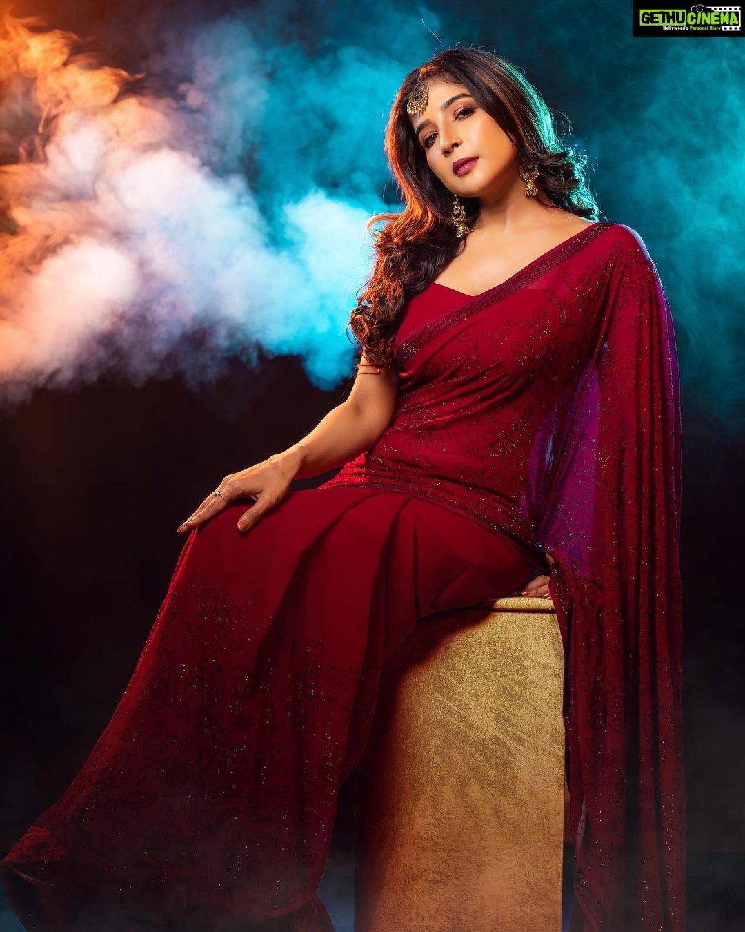 Sakshi Agarwal Instagram - Happy Diwali everyone ❤️ Let your life have the all shades of success you deserve ❤️ . Mua - @dhiya_makeoverartistry Hairstylist - @sudhamakeupartistry Styling - @nfc_navyathafashioncouture Space - @mottamaadi_space DOP - @ud__photography_ Cinematography - @_muthu_kumar_mk Assist - @siva12_official . #sakshiagarwal #diwalioutfit #diwalivibes #festivewear #sareelove Chennai, India