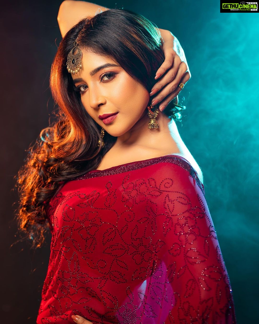 Sakshi Agarwal Instagram - Happy Diwali everyone ❤️ Let your life have the all shades of success you deserve ❤️ . Mua - @dhiya_makeoverartistry Hairstylist - @sudhamakeupartistry Styling - @nfc_navyathafashioncouture Space - @mottamaadi_space DOP - @ud__photography_ Cinematography - @_muthu_kumar_mk Assist - @siva12_official . #sakshiagarwal #diwalioutfit #diwalivibes #festivewear #sareelove Chennai, India
