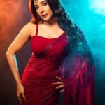Sakshi Agarwal Instagram - Happy Diwali everyone ❤️ Let your life have the all shades of success you deserve ❤️ . Mua - @dhiya_makeoverartistry Hairstylist - @sudhamakeupartistry Styling - @nfc_navyathafashioncouture Space - @mottamaadi_space DOP - @ud__photography_ Cinematography - @_muthu_kumar_mk Assist - @siva12_official . #sakshiagarwal #diwalioutfit #diwalivibes #festivewear #sareelove Chennai, India