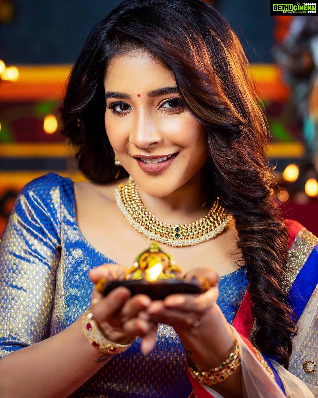Sakshi Agarwal Instagram - Wish you all a very very happy and prosperous Diwali 🪔🪔🪔 Spread love , joy and may this festival brighten up your life in every possible way. . MAU - @dhiya_makeoverartistry Hairstylish - @jaymakeup_artistry Wardrobe - @labelswarupa Jewellery - @original_narayanapearls Space - @mottamaadi_space DOP - @ud__photography_ Cinematography - @_muthu_kumar_mk Assist - @siva12_official . #diwali2022 #diwaliwishes #diwalioutfit #festivewear #festivevibes #sakshiagarwal #festivemood #lehengalove Chennai, India
