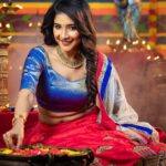 Sakshi Agarwal Instagram - Wish you all a very very happy and prosperous Diwali 🪔🪔🪔 Spread love , joy and may this festival brighten up your life in every possible way. . MAU - @dhiya_makeoverartistry Hairstylish - @jaymakeup_artistry Wardrobe - @labelswarupa Jewellery - @original_narayanapearls Space - @mottamaadi_space DOP - @ud__photography_ Cinematography - @_muthu_kumar_mk Assist - @siva12_official . #diwali2022 #diwaliwishes #diwalioutfit #festivewear #festivevibes #sakshiagarwal #festivemood #lehengalove Chennai, India