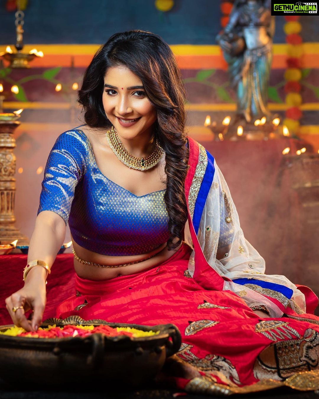 Sakshi Agarwal Instagram - Wish you all a very very happy and prosperous Diwali 🪔🪔🪔 Spread love , joy and may this festival brighten up your life in every possible way. . MAU - @dhiya_makeoverartistry Hairstylish - @jaymakeup_artistry Wardrobe - @labelswarupa Jewellery - @original_narayanapearls Space - @mottamaadi_space DOP - @ud__photography_ Cinematography - @_muthu_kumar_mk Assist - @siva12_official . #diwali2022 #diwaliwishes #diwalioutfit #festivewear #festivevibes #sakshiagarwal #festivemood #lehengalove Chennai, India