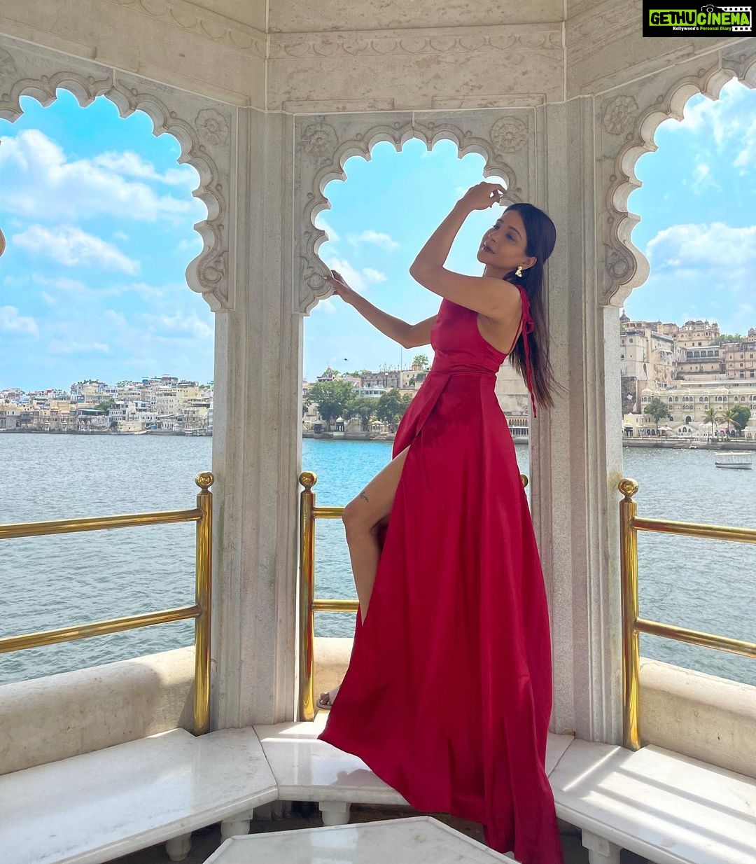 Sakshi Agarwal Instagram - Princess vibe😍 . #tajlakepalaceudaipur #redsatindress #photooftheday @tajlakepalace #udaipurdiaries