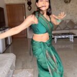 Sakshi Agarwal Instagram - 😂 weather jolly aah irruka😂 . #ranjithamey #ranjithame #trendingsongs #trendingnow #thalapathy #thamanmusic #varisu #varisufirstsingle #sakshiagarwal #sareelove