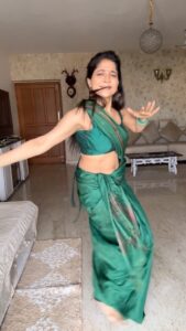Sakshi Agarwal Instagram - 😂 weather jolly aah irruka😂 . #ranjithamey #ranjithame #trendingsongs #trendingnow #thalapathy #thamanmusic #varisu #varisufirstsingle #sakshiagarwal #sareelove