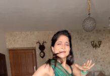 Sakshi Agarwal Instagram - 😂 weather jolly aah irruka😂 . #ranjithamey #ranjithame #trendingsongs #trendingnow #thalapathy #thamanmusic #varisu #varisufirstsingle #sakshiagarwal #sareelove