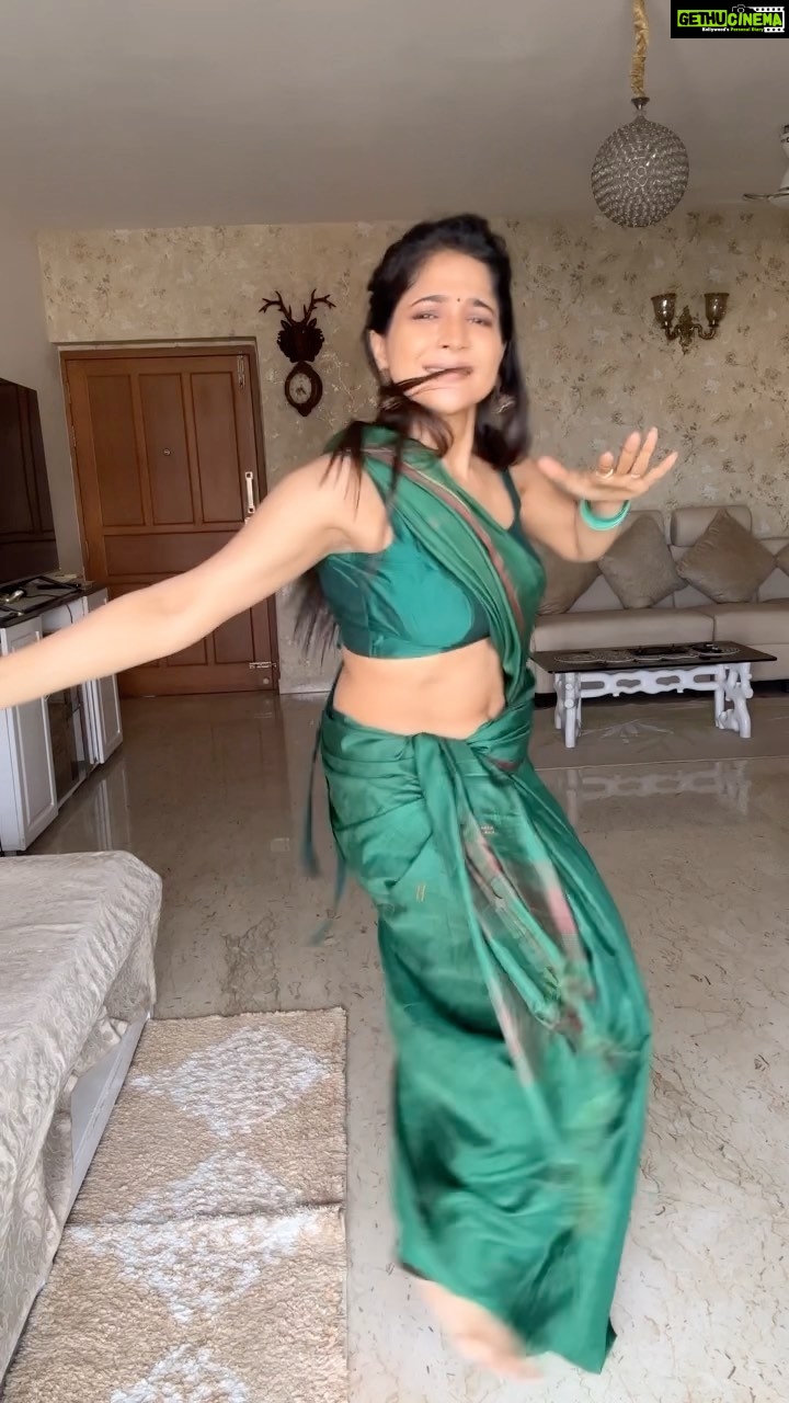 Sakshi Agarwal Instagram - 😂 weather jolly aah irruka😂 . #ranjithamey #ranjithame #trendingsongs #trendingnow #thalapathy #thamanmusic #varisu #varisufirstsingle #sakshiagarwal #sareelove