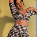 Sakshi Agarwal Instagram - 🔥🔥 . #feelitreelit #instagramreels #trendingreels #trendingsongs #foryou #chessboarddress #bts #behindthescenes #sakshiagarwal #tamilsongs