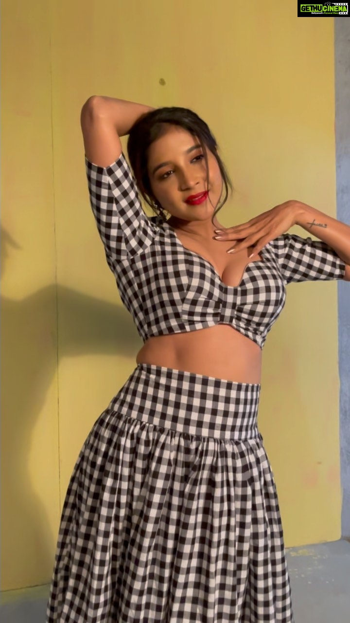 Sakshi Agarwal Instagram - 🔥🔥 . #feelitreelit #instagramreels #trendingreels #trendingsongs #foryou #chessboarddress #bts #behindthescenes #sakshiagarwal #tamilsongs