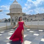 Sakshi Agarwal Instagram - Princess vibe😍 . #tajlakepalaceudaipur #redsatindress #photooftheday @tajlakepalace #udaipurdiaries