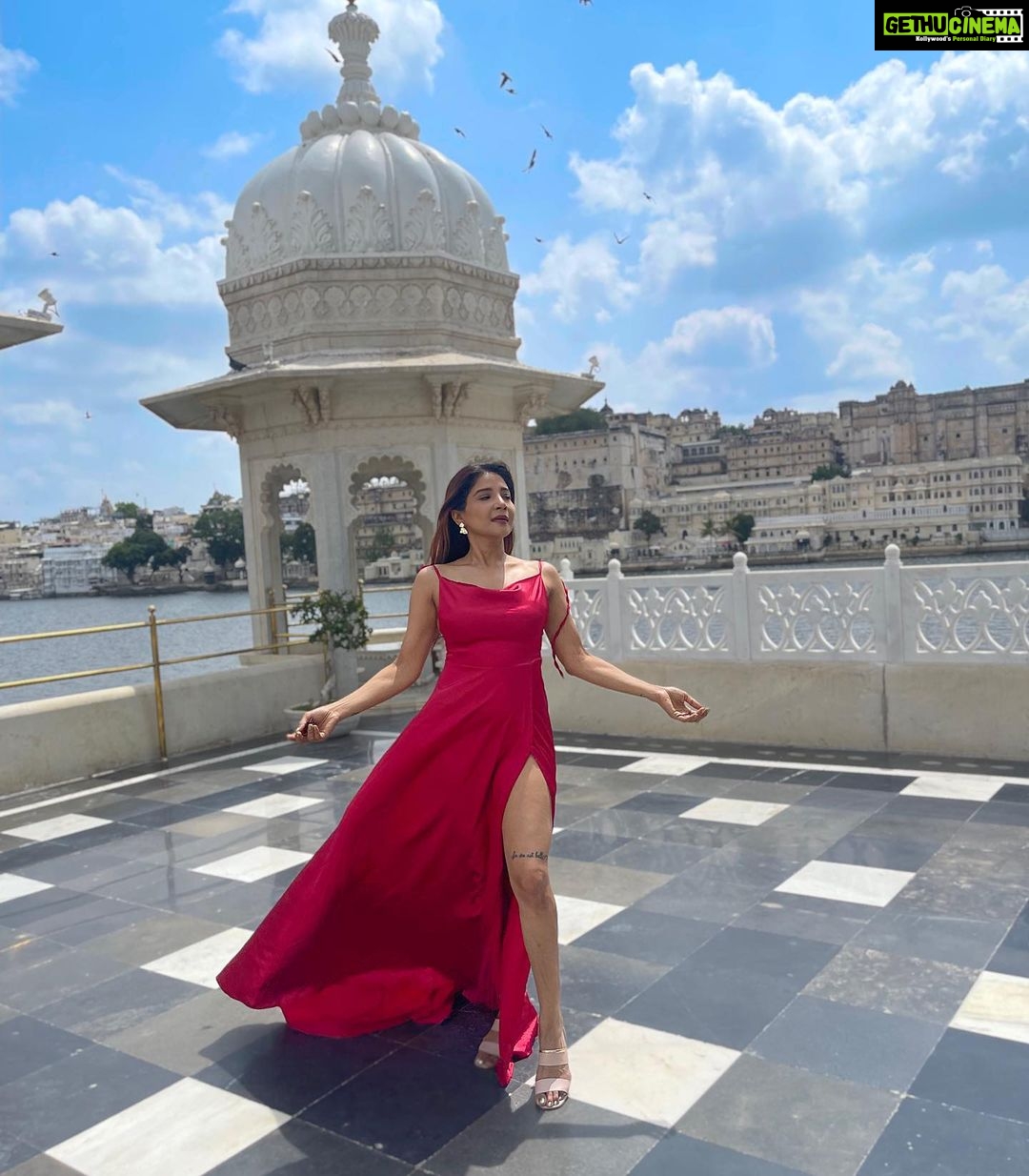 Sakshi Agarwal Instagram - Princess vibe😍 . #tajlakepalaceudaipur #redsatindress #photooftheday @tajlakepalace #udaipurdiaries