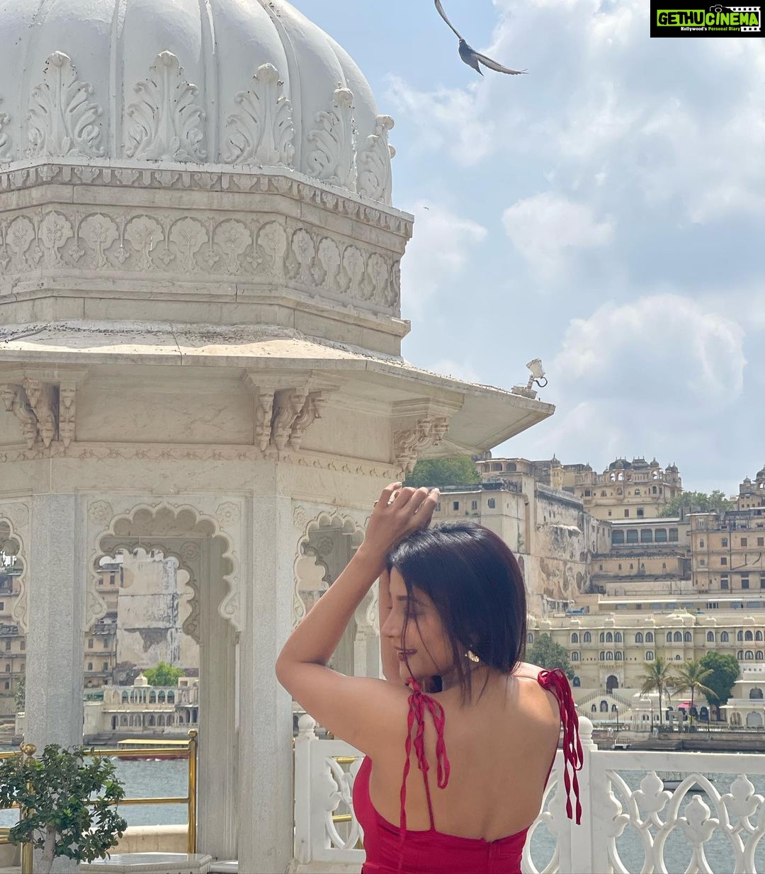 Sakshi Agarwal Instagram - Princess vibe😍 . #tajlakepalaceudaipur #redsatindress #photooftheday @tajlakepalace #udaipurdiaries