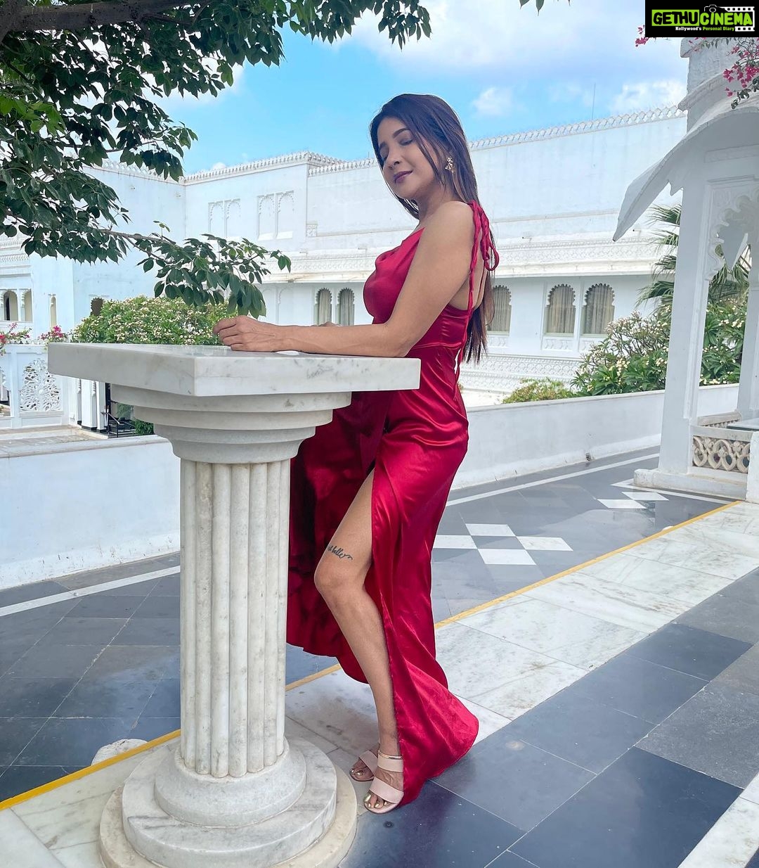 Sakshi Agarwal Instagram - Princess vibe😍 . #tajlakepalaceudaipur #redsatindress #photooftheday @tajlakepalace #udaipurdiaries