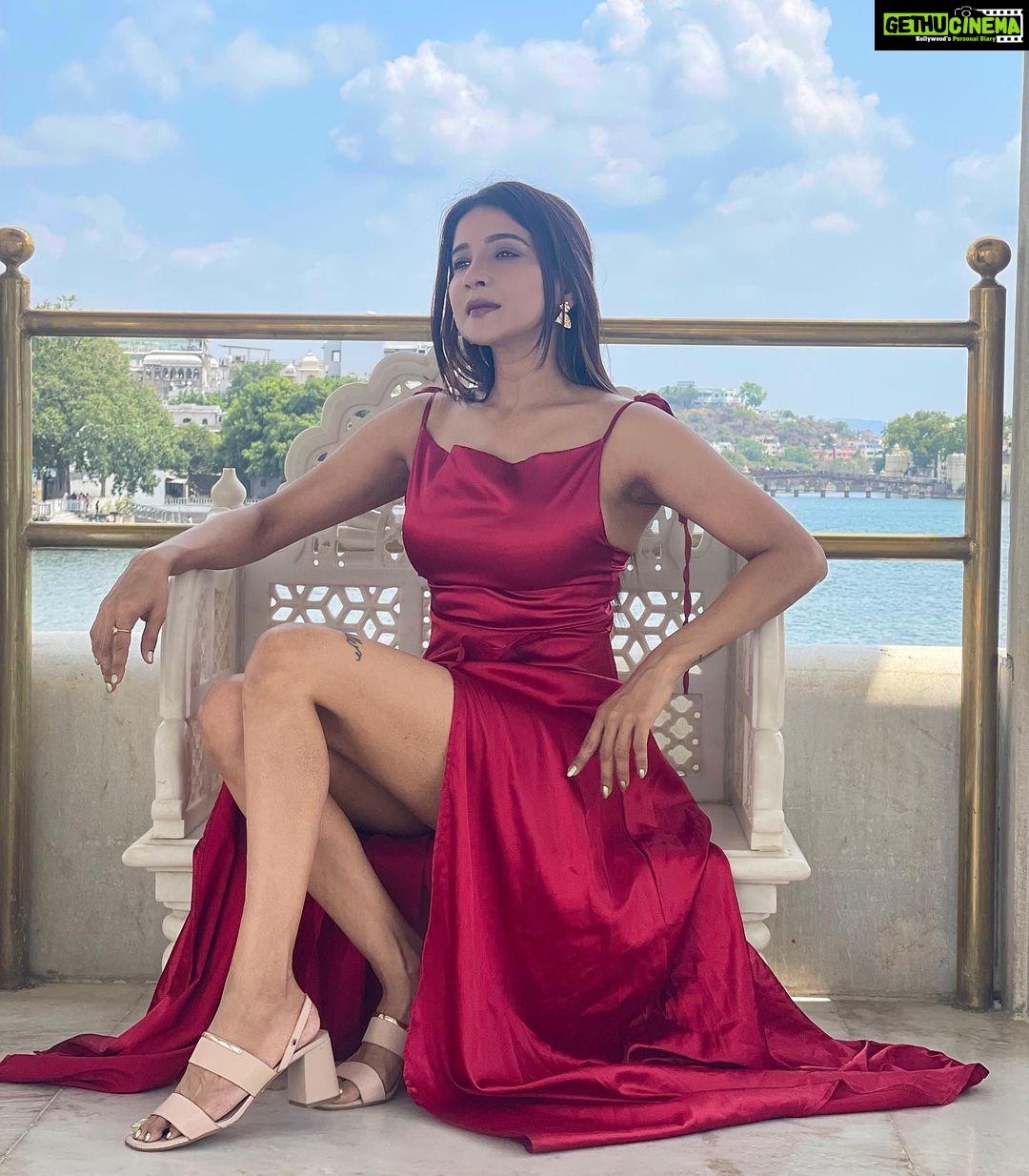 Sakshi Agarwal Instagram - Princess vibe😍 . #tajlakepalaceudaipur #redsatindress #photooftheday @tajlakepalace #udaipurdiaries