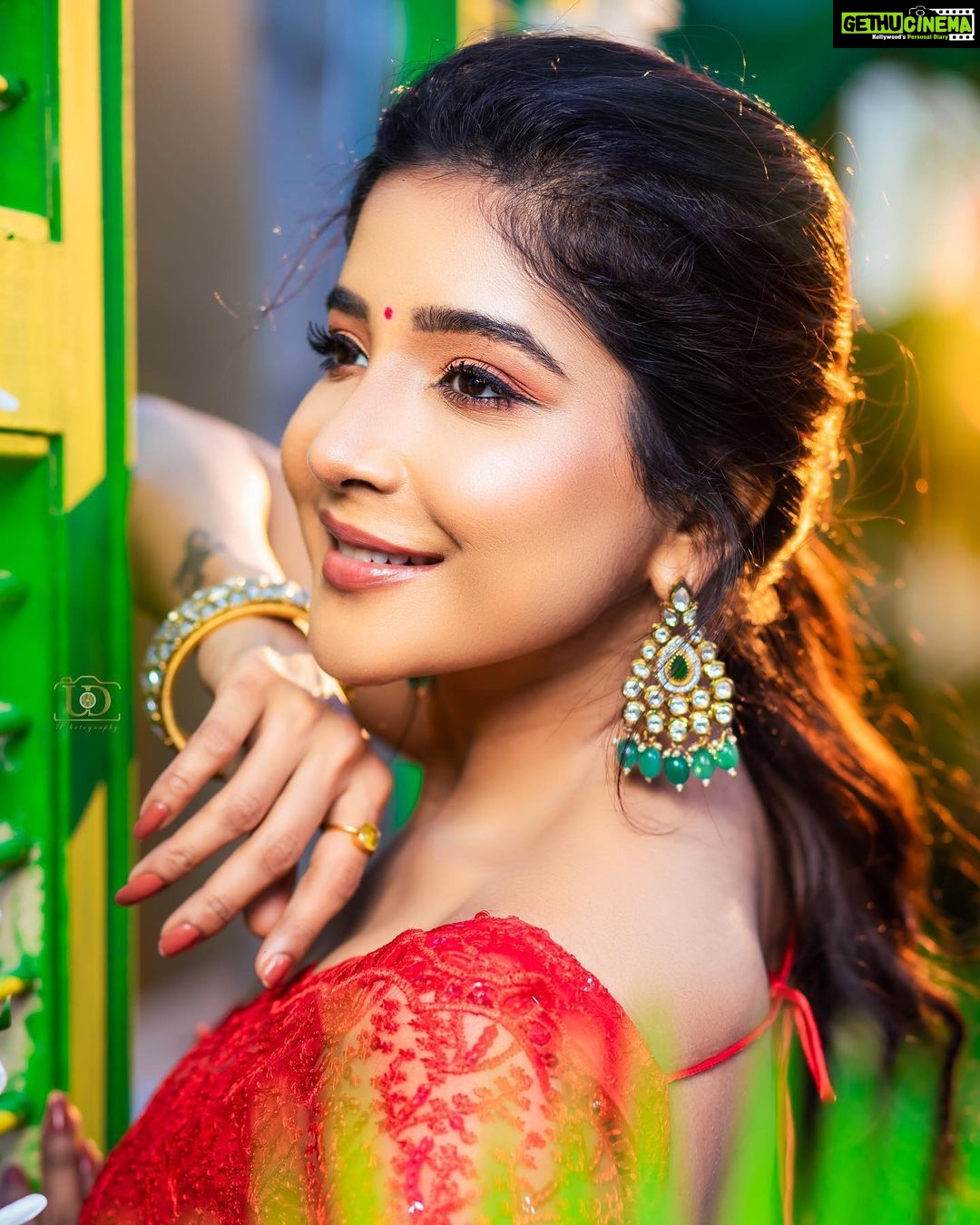 Sakshi Agarwal Instagram - Lets look forward to good things❤️ My movie #Guest2 #Guest2MotionPoster launch today at 5 pm❤️ Would love to hear ur response🔥 . Mua - @dhiya_makeoverartistry Hairstylist- @sudhamakeupartistry Costume @sesha_bridalwear @kavitha_ayyavoo Jewels @b3_bridal_rentaljewellery Space - @mottamaadi_space DOP - @ud__photography_ Assist - @siva12_official . . #instagramreels #reelsindia #reelsinstagram #feelitreelit #actress #trendingreels #celebrationreel #foryou #sareereels #redsaree❤ #biggboss #transitionreels Chennai, India