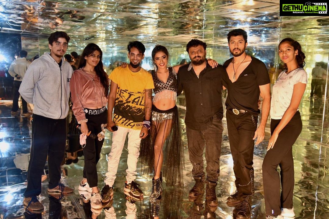 Samyuktha Hegde Instagram - Swipe that way!!! Bts from my special song sequence in the movie Raana #MalliMalli Had sooo much fun shooting for this ❤️ Thanks to everyone who was part of this song ❤️