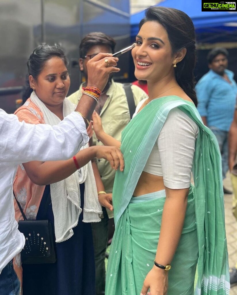 Samyuktha Menon Instagram - Glam check before the shot 🤌🏽 #Meenakshi getting ready for her #Vaathi ❤ #SIR #Vaathi #SIRMovie #VaaVaathi #MastaaruMastaaru