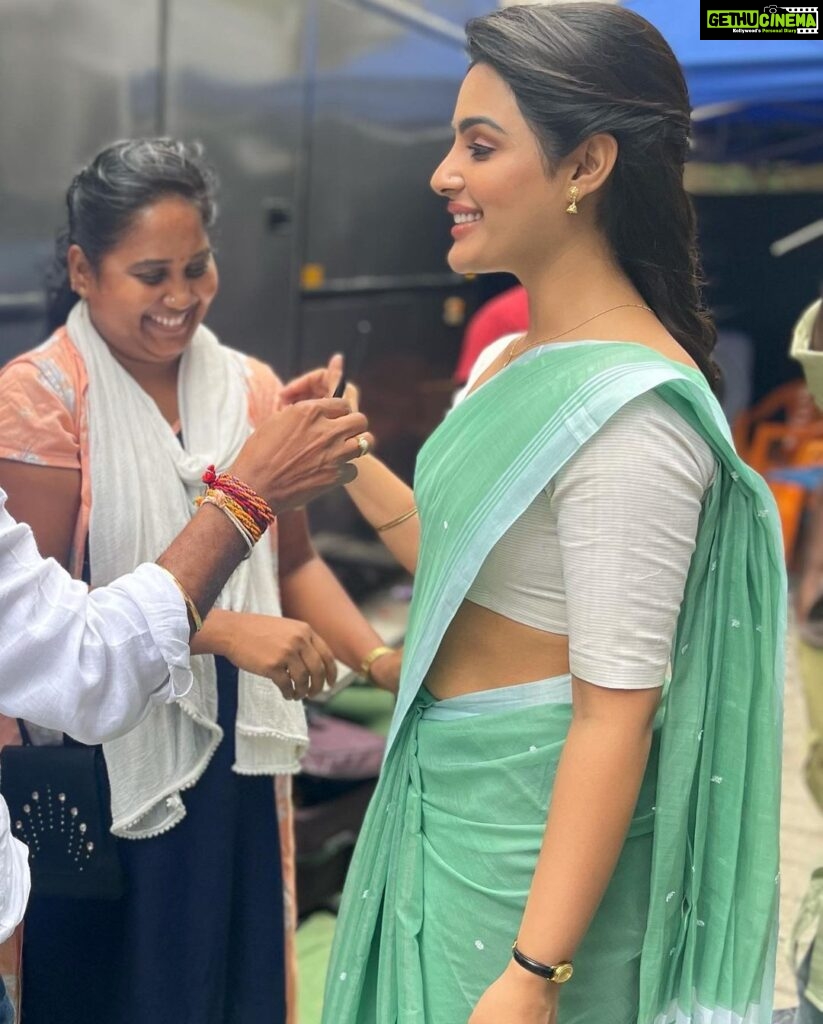 Samyuktha Menon Instagram - Glam check before the shot 🤌🏽 #Meenakshi getting ready for her #Vaathi ❤ #SIR #Vaathi #SIRMovie #VaaVaathi #MastaaruMastaaru