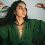 Sanchana Natarajan Instagram - நான் உன்னைத்தேடும் வேலையிலே நீ மேகம் சூடி ஓடிவிட்டாய்.. Shot by- @poo.stories 🌻