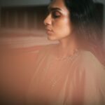 Sanchana Natarajan Instagram - நான் உன்னைத்தேடும் வேலையிலே நீ மேகம் சூடி ஓடிவிட்டாய்.. Shot by- @poo.stories 🌻