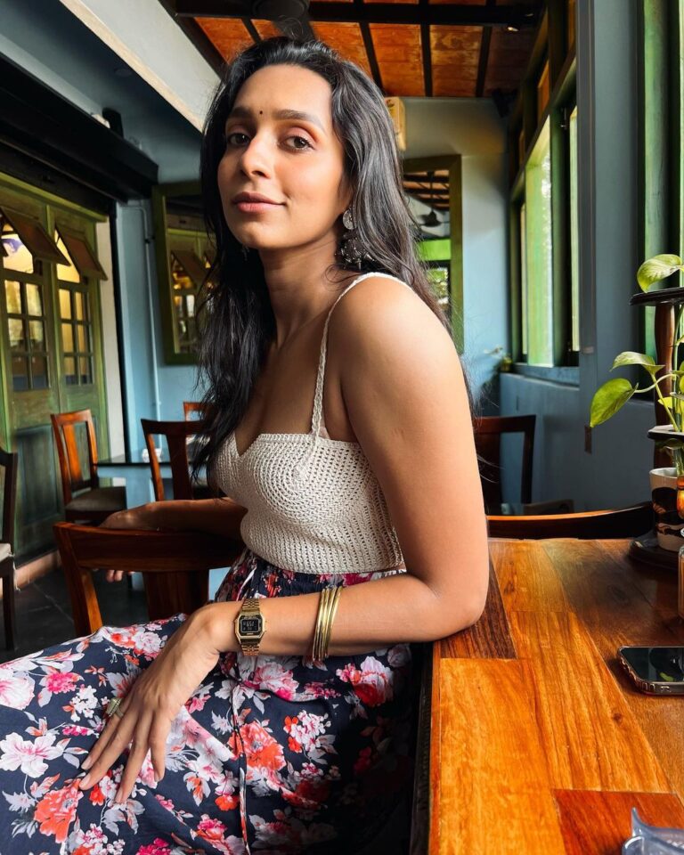 Sanchana Natarajan Instagram - Looking at you looking at me..