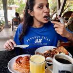 Sanchana Natarajan Instagram - I envy people who look good while eating. How do y’all do it? 🤔 #Stagesoflosingmycool #yourbeautifulmorningsight #takemeforbreakfastandgetlucky😉