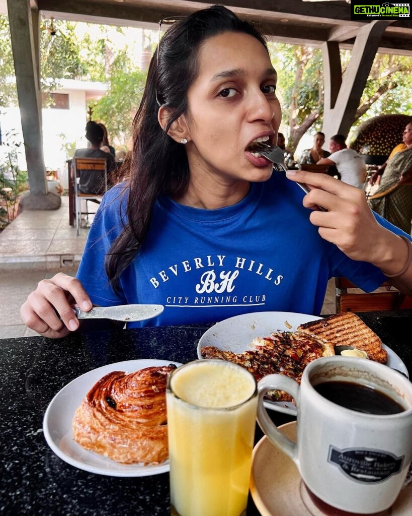 Sanchana Natarajan Instagram - I envy people who look good while eating. How do y’all do it? 🤔 #Stagesoflosingmycool #yourbeautifulmorningsight #takemeforbreakfastandgetlucky😉