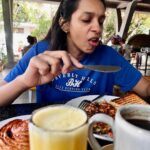 Sanchana Natarajan Instagram - I envy people who look good while eating. How do y’all do it? 🤔 #Stagesoflosingmycool #yourbeautifulmorningsight #takemeforbreakfastandgetlucky😉