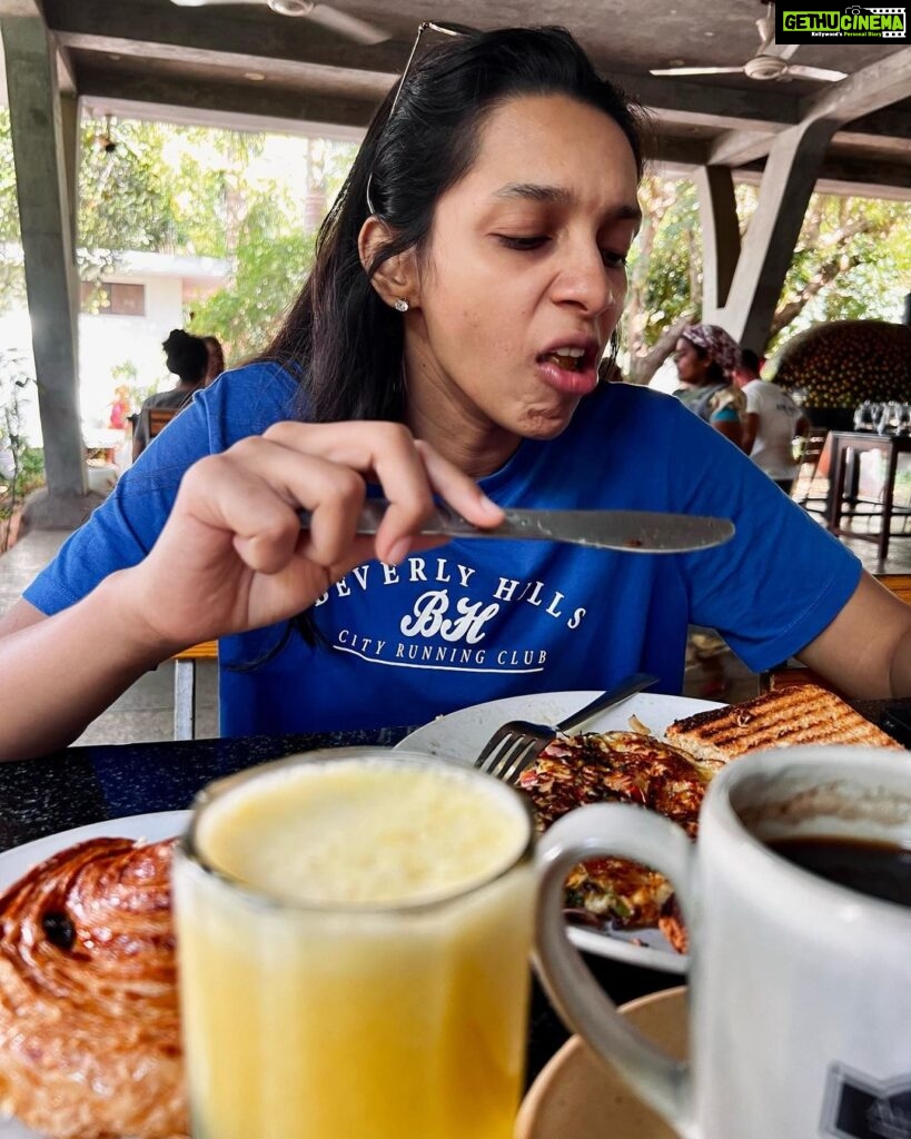 Sanchana Natarajan Instagram - I envy people who look good while eating. How do y’all do it? 🤔 #Stagesoflosingmycool #yourbeautifulmorningsight #takemeforbreakfastandgetlucky😉