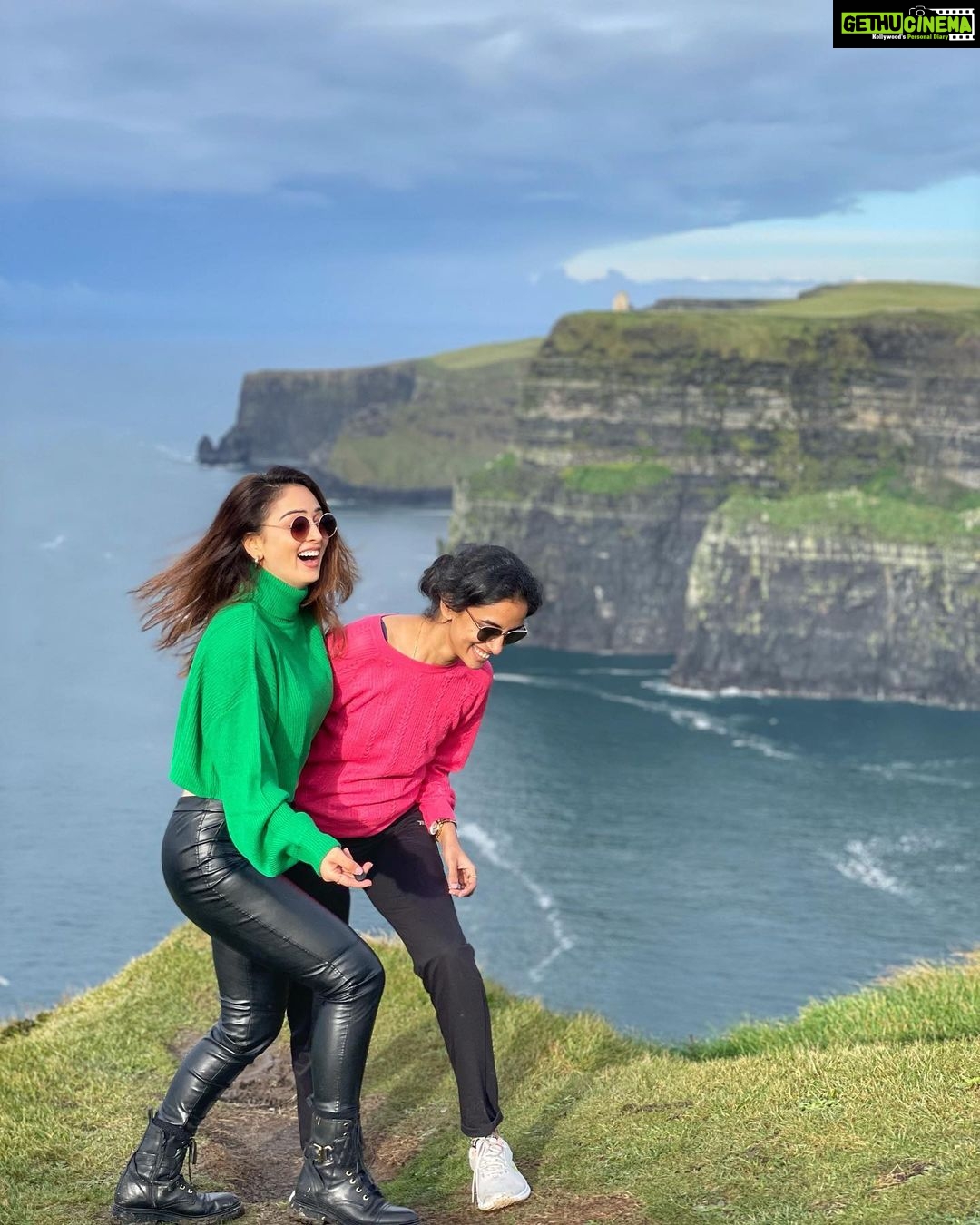 Sandeepa Dhar Instagram - Almost fell off a 509 feet cliff…..but photo mil gayi ✌🏻😁Pic 3,4,5 shows the order of events. #AdventuresOfSandy&Snehu