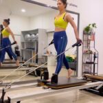 Sandeepa Dhar Instagram – Back to the grind 🤧💪🏻 #DearGodCanIstayFitWithoutWorkingout
.
#fitness #goals #coreworkout #pilates #reelsinstagram #nopainnogain