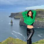 Sandeepa Dhar Instagram - Almost fell off a 509 feet cliff…..but photo mil gayi ✌🏻😁Pic 3,4,5 shows the order of events. #AdventuresOfSandy&Snehu