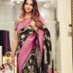 Sanjjanaa Instagram – You like me in #sarees or #western clothes .. 

Saree by @mihiracollections 

@anupama_makeoverartistry 💄 
@ss_makeover_by_suha 👱‍♀️
📷 @sachinnanjegowda.official 

#nature #lover #motivation #onelife #moto #sunset #model #beautiful #life #photooftheday Karnataka, Bangalore