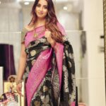 Sanjjanaa Instagram - You like me in #sarees or #western clothes .. Saree by @mihiracollections @anupama_makeoverartistry 💄 @ss_makeover_by_suha 👱‍♀️ 📷 @sachinnanjegowda.official #nature #lover #motivation #onelife #moto #sunset #model #beautiful #life #photooftheday Karnataka, Bangalore
