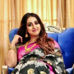 Sanjjanaa Instagram - You like me in #sarees or #western clothes .. Saree by @mihiracollections @anupama_makeoverartistry 💄 @ss_makeover_by_suha 👱‍♀️ 📷 @sachinnanjegowda.official #nature #lover #motivation #onelife #moto #sunset #model #beautiful #life #photooftheday Karnataka, Bangalore