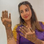 Sanjjanaa Instagram - It was so much fun to be having a mehendi party at home along with my relatives & having the best mehendi artist of banglore city in my home @ayesha_mehandi_artist .. Also do observe how beautiful my mehendi was done , it’s apparently called “ Figure mehendi “ has the name of my husband , my son carved on my hand along with a beautiful image of Shree krishna Bhagwan nurtured by Yashoda maiyaaaa which is so heart touching .. ❤️ Karnataka, Bangalore