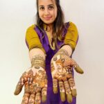 Sanjjanaa Instagram - It was so much fun to be having a mehendi party at home along with my relatives & having the best mehendi artist of banglore city in my home @ayesha_mehandi_artist .. Also do observe how beautiful my mehendi was done , it’s apparently called “ Figure mehendi “ has the name of my husband , my son carved on my hand along with a beautiful image of Shree krishna Bhagwan nurtured by Yashoda maiyaaaa which is so heart touching .. ❤️ Karnataka, Bangalore