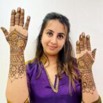 Sanjjanaa Instagram - It was so much fun to be having a mehendi party at home along with my relatives & having the best mehendi artist of banglore city in my home @ayesha_mehandi_artist .. Also do observe how beautiful my mehendi was done , it’s apparently called “ Figure mehendi “ has the name of my husband , my son carved on my hand along with a beautiful image of Shree krishna Bhagwan nurtured by Yashoda maiyaaaa which is so heart touching .. ❤️ Karnataka, Bangalore