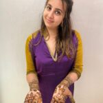 Sanjjanaa Instagram - It was so much fun to be having a mehendi party at home along with my relatives & having the best mehendi artist of banglore city in my home @ayesha_mehandi_artist .. Also do observe how beautiful my mehendi was done , it’s apparently called “ Figure mehendi “ has the name of my husband , my son carved on my hand along with a beautiful image of Shree krishna Bhagwan nurtured by Yashoda maiyaaaa which is so heart touching .. ❤️ Karnataka, Bangalore