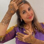 Sanjjanaa Instagram - It was so much fun to be having a mehendi party at home along with my relatives & having the best mehendi artist of banglore city in my home @ayesha_mehandi_artist .. Also do observe how beautiful my mehendi was done , it’s apparently called “ Figure mehendi “ has the name of my husband , my son carved on my hand along with a beautiful image of Shree krishna Bhagwan nurtured by Yashoda maiyaaaa which is so heart touching .. ❤️ Karnataka, Bangalore