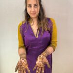 Sanjjanaa Instagram - It was so much fun to be having a mehendi party at home along with my relatives & having the best mehendi artist of banglore city in my home @ayesha_mehandi_artist .. Also do observe how beautiful my mehendi was done , it’s apparently called “ Figure mehendi “ has the name of my husband , my son carved on my hand along with a beautiful image of Shree krishna Bhagwan nurtured by Yashoda maiyaaaa which is so heart touching .. ❤️ Karnataka, Bangalore