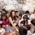Sanjjanaa Instagram - It was so much fun to be celebrating My birthday with my baby for the first time .. thank the almighty to have given me every thing that I want 🎥 @arundhavaskar Decor by @hidden.lightz @morizhennur location , @danyamakeupartist , @laxmikrishnaofficial - #sanjana 👗 @shcreation2022 #alarik 👗 @label_poppins baby pink bib . Karnataka, Bangalore