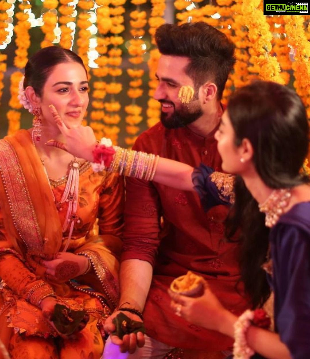Sarah Khan Instagram - The latest TVC by 7up melts my heart and reminds me of the time from my own wedding ❤️ Meri @noorzafarkhan, watching this ad film makes me want to say all my dil ki baatein to you jo main hamesha se tumhey kehna chahti thi 💕 I have no idea where to start from though, still remember how you used to follow me everywhere as a little girl 👧 aapi I want this to aapi I want that, from chupke se taking my clothes to asking me to save you from Mama ki daant. I’ve always treated you as my baby but when I saw you taking care of everything on my wedding 👰🏻♀️💍I realized how much my baby has grown up, from taking care of my food to my dress, to looking after all the arrangements and the guests - I wanted to say thank you for everything that you’ve been doing P.s this photo was taken just before I started crying 🥲🥹 #Dilkibaat @7uppakistan #noorzafarkhan #sarahkhan