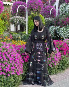 Sarah Khan Instagram - 🌺 🌸 🌹 New vlog is out 💕 Link in bio 🔝 Wearing @fillyboo Dubai Miracle Garden