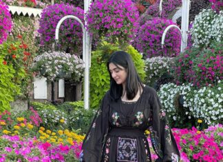 Sarah Khan Instagram - 🌺 🌸 🌹 New vlog is out 💕 Link in bio 🔝 Wearing @fillyboo Dubai Miracle Garden