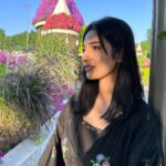 Sarah Khan Instagram - 🌺 🌸 🌹 New vlog is out 💕 Link in bio 🔝 Wearing @fillyboo Dubai Miracle Garden