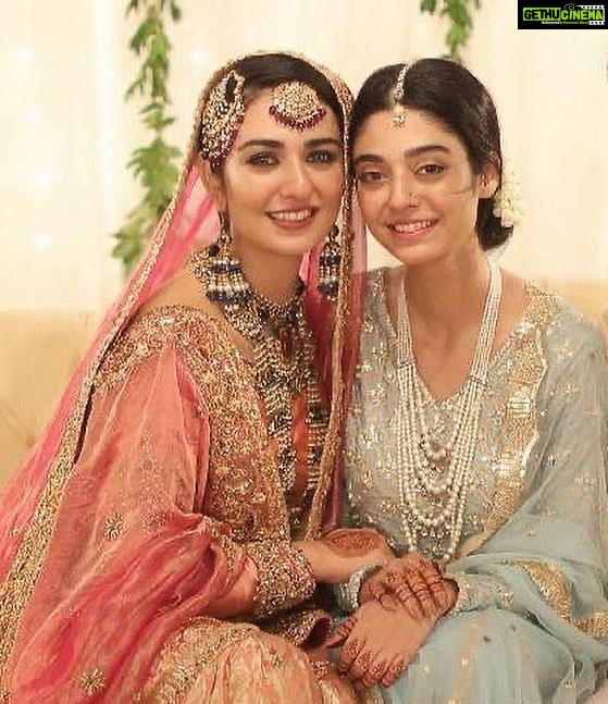 Sarah Khan Instagram - The latest TVC by 7up melts my heart and reminds me of the time from my own wedding ❤️ Meri @noorzafarkhan, watching this ad film makes me want to say all my dil ki baatein to you jo main hamesha se tumhey kehna chahti thi 💕 I have no idea where to start from though, still remember how you used to follow me everywhere as a little girl 👧 aapi I want this to aapi I want that, from chupke se taking my clothes to asking me to save you from Mama ki daant. I’ve always treated you as my baby but when I saw you taking care of everything on my wedding 👰🏻♀️💍I realized how much my baby has grown up, from taking care of my food to my dress, to looking after all the arrangements and the guests - I wanted to say thank you for everything that you’ve been doing P.s this photo was taken just before I started crying 🥲🥹 #Dilkibaat @7uppakistan #noorzafarkhan #sarahkhan