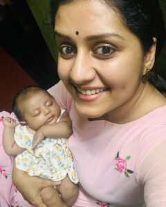 Sarayu Mohan Instagram - എന്റെ കുഞ്ഞമ്മിണി ❤️ @manumohan21 Kollam