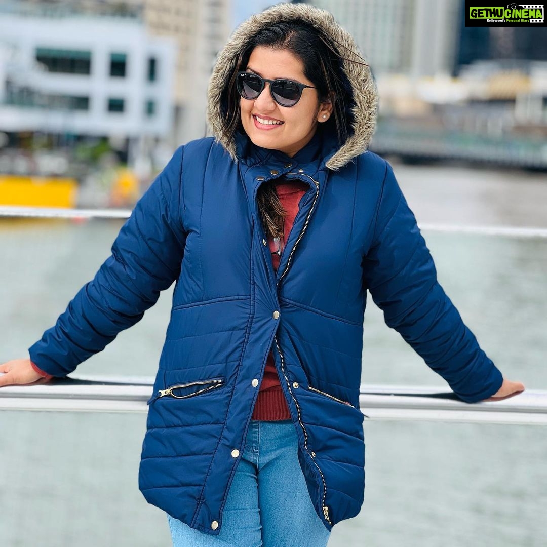 Sarayu Mohan Instagram - No worries! ഇടയ്ക്കിടയ്ക്ക് പറഞ്ഞു... ഓർമിപ്പിച്ചു... തെളിഞ്ഞ, നീലിച്ച ആകാശവും, വെള്ള മണൽത്തരികളും നിറയേ പൂക്കളും തണുപ്പും വെയിലും എല്ലാം ഒത്തു ചേർന്നൊരാ ഓസ്ട്രേലിയ... ♥️ ഒരു ഓണക്കാലം വീടായി മാറിയ നാടിനും, ചേർത്ത് പിടിച്ച മനസുകൾക്കും കൂടെ പറന്ന കൂട്ടുകാർക്കും നിറയേ സ്നേഹം... ഒന്നിച്ചിരുന്നയെന്നും ഓണമായിരുന്നു!!!❤️ Australia
