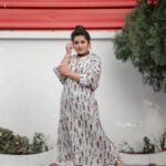 Sarayu Mohan Instagram – Letz be different today!

A stylish costume from @cafefashion_by_remya_nair and apt makeover by @meeramax_makeupartist_ followed by  easy clicks by @_story_telle__r 

Thanks to @meeramax_academy